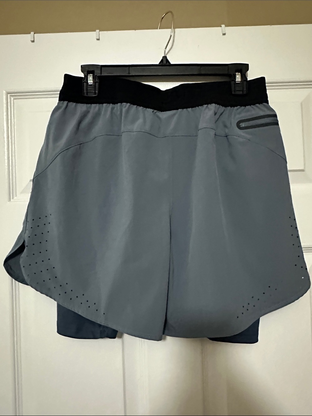Under Armour Men's Slate Gray 2-in-1 Athletic Shorts with Black Waistband - Picture 4 of 4